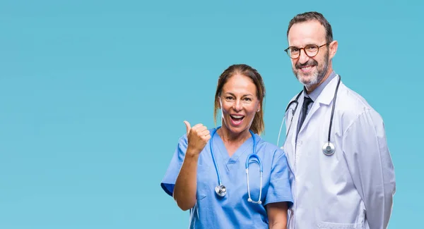 Médicos Hispanos Mediana Edad Parejas Con Uniforme Médico Sobre Fondo —  Fotos de Stock