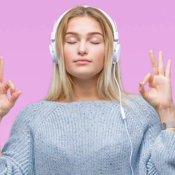 Jovem Caucasiana Ouvindo Música Usando Fones Ouvido Sobre Fundo Isolado — Fotografia de Stock