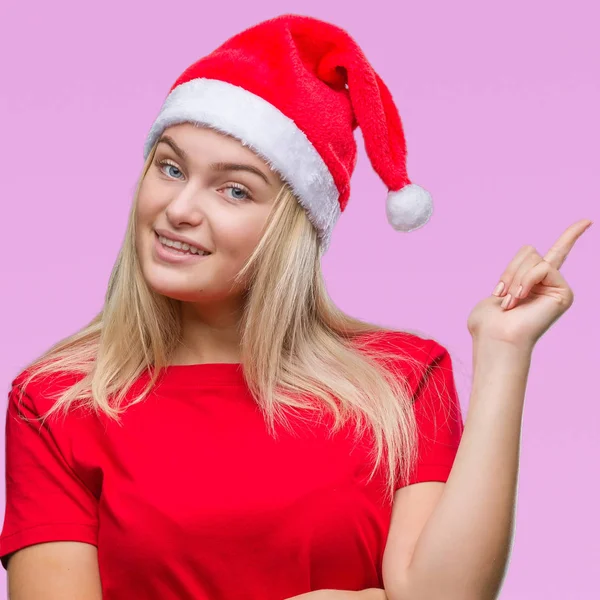 Junge Kaukasische Frau Mit Weihnachtsmütze Vor Isoliertem Hintergrund Mit Einem — Stockfoto