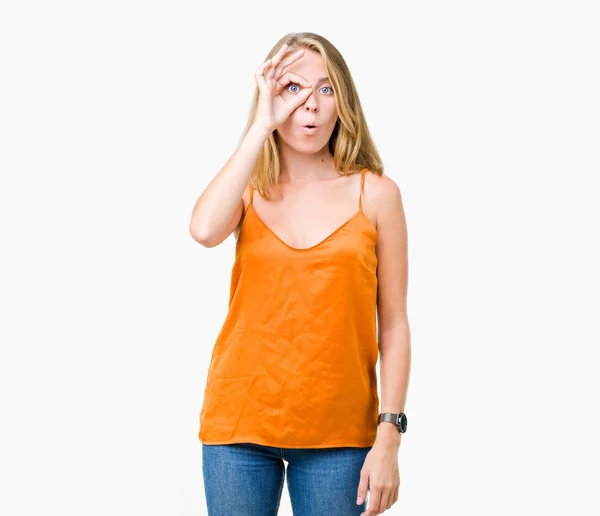 Mooie Jonge Vrouw Oranje Shirt Dragen Geïsoleerde Achtergrond Doen Gebaar — Stockfoto