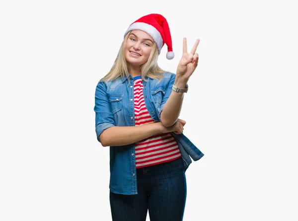 Junge Kaukasische Frau Mit Weihnachtsmütze Vor Isoliertem Hintergrund Lächelnd Mit — Stockfoto