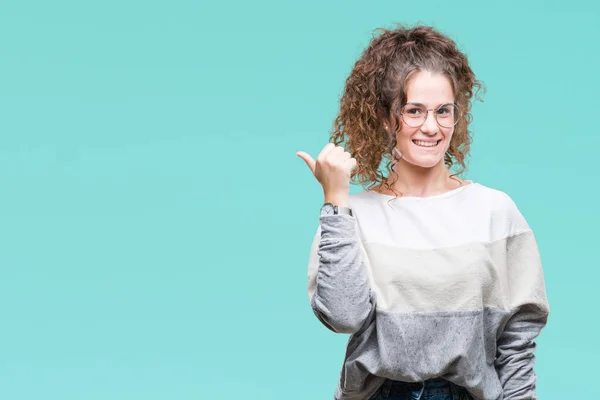 Mooie Brunette Krullend Haar Jong Meisje Met Bril Geïsoleerde Achtergrond — Stockfoto