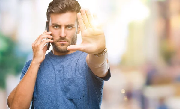 Jovem Homem Bonito Falando Smartphone Sobre Fundo Isolado Com Mão — Fotografia de Stock