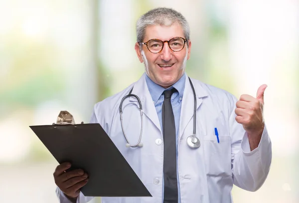 Guapo Médico Senior Hombre Sosteniendo Portapapeles Sobre Fondo Aislado Señalando — Foto de Stock