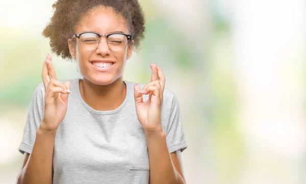 Mujer Afroamericana Joven Con Gafas Sobre Fondo Aislado Sonriendo Cruzando —  Fotos de Stock