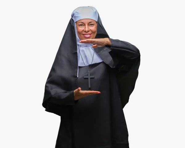Orta Yaş Üst Düzey Hıristiyan Katolik Rahibe Kadın Izole Arka — Stok fotoğraf