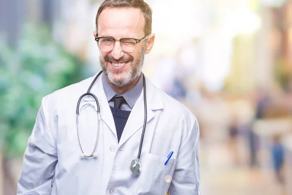 Medioevo Anziano Hoary Medico Uomo Indossa Uniforme Medica Isolato Sfondo — Foto Stock