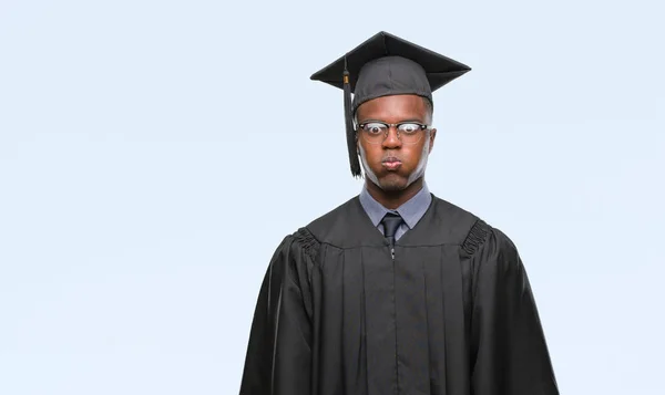 Junger Afrikanisch Amerikanischer Hochschulabsolvent Über Isoliertem Hintergrund Der Wangen Mit — Stockfoto