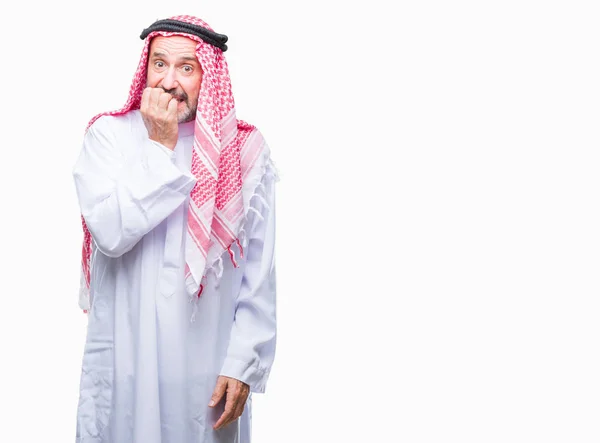 Ein Älterer Arabischer Mann Der Keffiyeh Über Isoliertem Hintergrund Trägt — Stockfoto