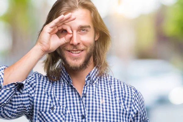 Jovem Homem Bonito Com Cabelos Longos Sobre Fundo Isolado Fazendo — Fotografia de Stock