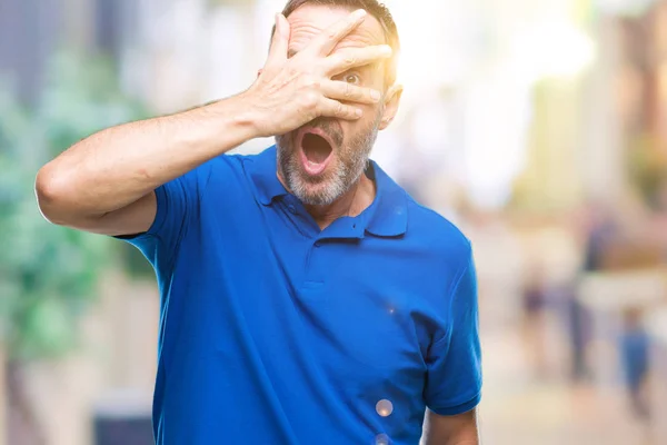 Mahcup Ifadeyle Parmaklarımın Arasından Görünen Orta Yaş Ağarmış Üst Düzey — Stok fotoğraf