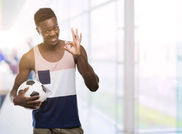 Joven Afroamericano Hombre Sosteniendo Pelota Fútbol Haciendo Signo Con Los — Foto de Stock