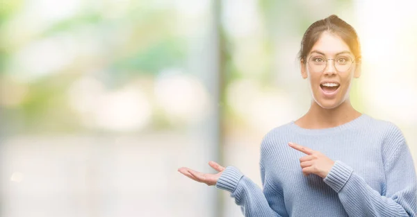 Young Beautiful Hispanic Woman Wearing Bun Very Happy Pointing Hand — Stock Photo, Image