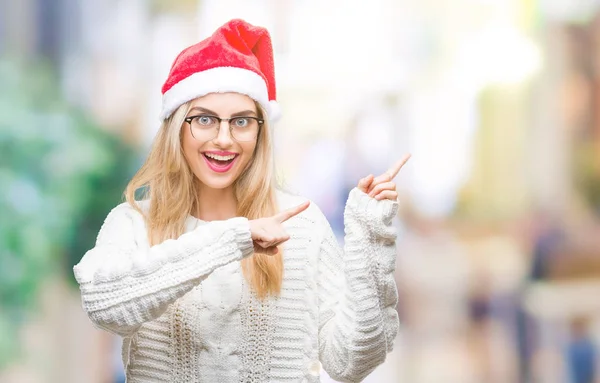 Jovem Mulher Loira Bonita Usando Chapéu Natal Sobre Fundo Isolado — Fotografia de Stock