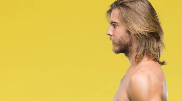 Genç Yakışıklı Gömleksiz Adam Uzun Saçlı Seksi Vücut Tarafına Seyir — Stok fotoğraf