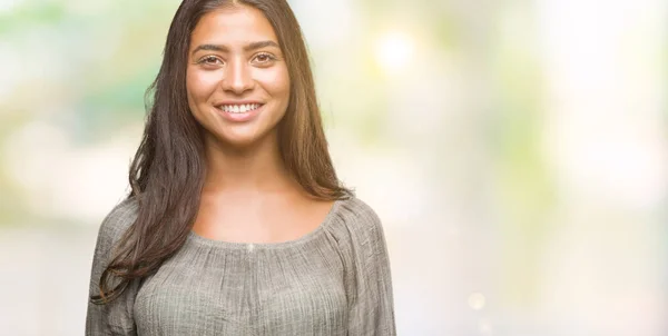 Junge Schöne Arabische Frau Über Isolierten Hintergrund Mit Einem Glücklichen — Stockfoto