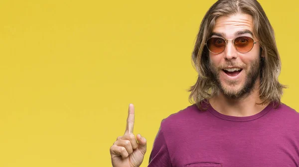 Joven Hombre Guapo Con Pelo Largo Con Gafas Sol Sobre — Foto de Stock