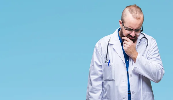 年轻的高加索医生在孤立的背景在孤立的背景穿医疗白色外套认为疲劳和厌倦与交叉的胳膊的抑郁症问题 — 图库照片