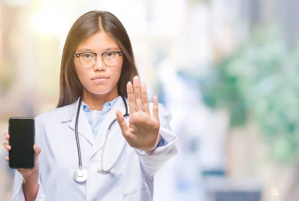 Jovem Asiático Médico Mulher Segurando Smartphone Sobre Isolado Fundo Com — Fotografia de Stock