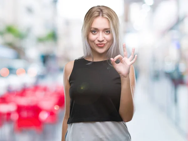 Mujer Rubia Joven Sobre Fondo Aislado Sonriendo Positiva Haciendo Signo — Foto de Stock