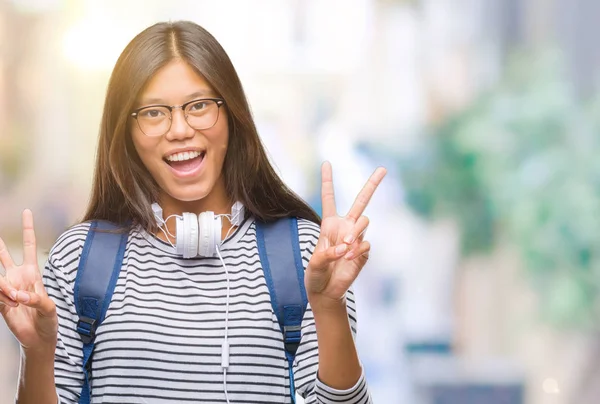 Ung Asiatisk Student Kvinna Som Bär Hörlurar Och Ryggsäck Över — Stockfoto