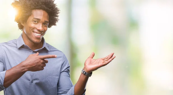 Afro Amerikansk Man Över Isolerad Bakgrund Förvånad Och Ler Mot — Stockfoto