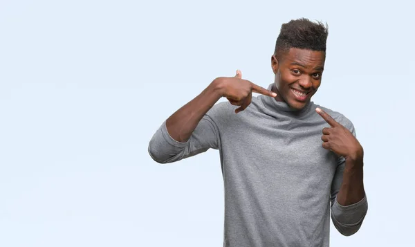 Jovem Afro Americano Sobre Fundo Isolado Sorrindo Confiante Mostrando Apontando — Fotografia de Stock