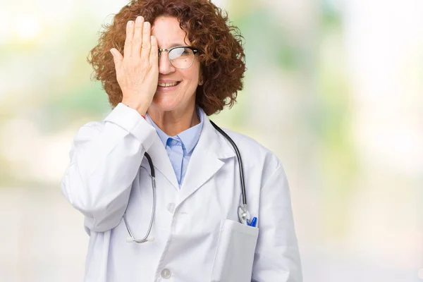 Środkowy Ager Starszy Lekarz Kobieta Białym Tle Obejmujące Jedno Oko — Zdjęcie stockowe