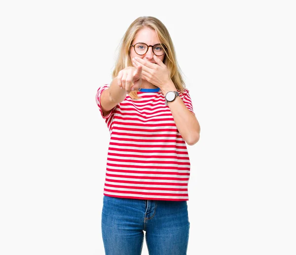 Hermosa Joven Con Gafas Sobre Fondo Aislado Riéndose Señalando Cámara —  Fotos de Stock