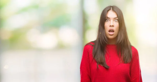 Giovane Bella Ispanico Indossa Maglione Rosso Spaventato Scioccato Con Espressione — Foto Stock