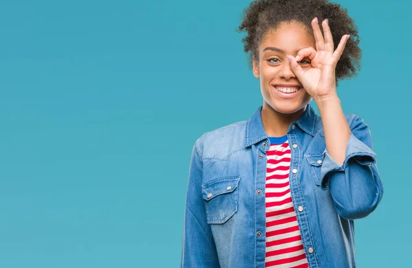 Joven Mujer Afroamericana Sobre Fondo Aislado Haciendo Buen Gesto Con —  Fotos de Stock