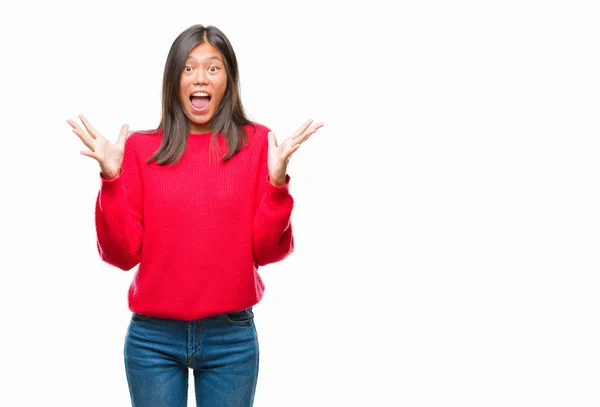 Mujer Asiática Joven Vistiendo Suéter Invierno Sobre Fondo Aislado Celebrando —  Fotos de Stock