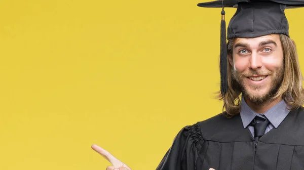 Jovem Bonito Graduado Homem Com Cabelos Longos Sobre Fundo Isolado — Fotografia de Stock