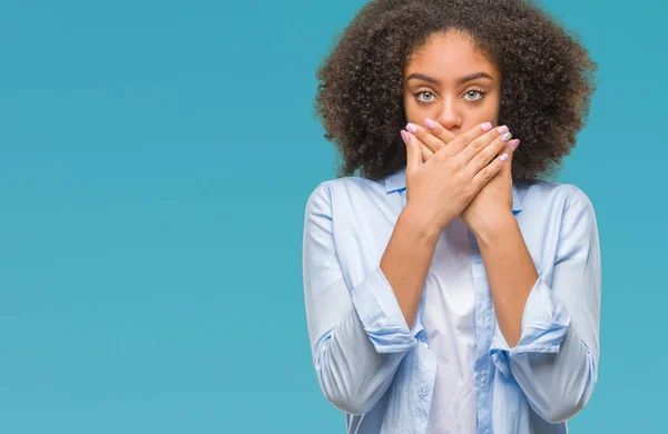 Mujer Afroamericana Joven Sobre Fondo Aislado Impactó Cubriendo Boca Con — Foto de Stock