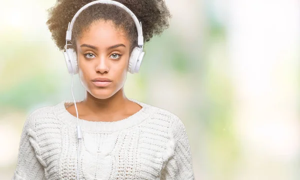 Unga Afro Amerikansk Kvinna Som Bär Hörlurar Över Isolerade Bakgrund — Stockfoto