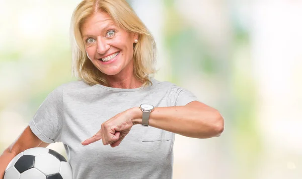 Mujer Rubia Mediana Edad Sosteniendo Pelota Fútbol Sobre Fondo Aislado —  Fotos de Stock