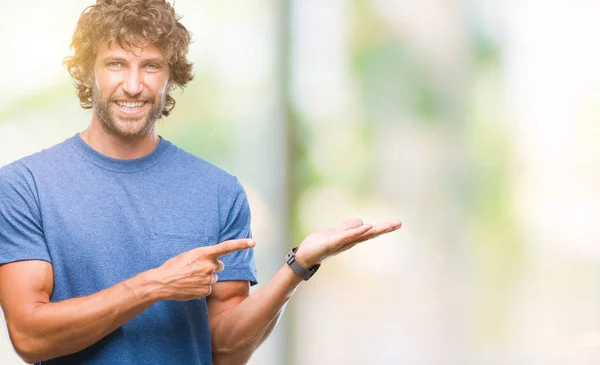 Bello Ispanico Modello Uomo Isolato Sfondo Stupito Sorridente Fotocamera Mentre — Foto Stock