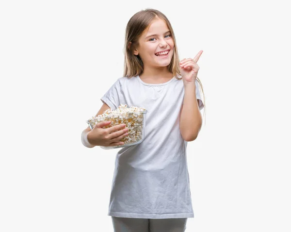 Junge Schöne Mädchen Essen Popcorn Snack Isoliert Hintergrund Sehr Glücklich — Stockfoto