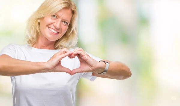 Mujer Rubia Mediana Edad Sobre Fondo Aislado Sonriendo Amor Mostrando —  Fotos de Stock