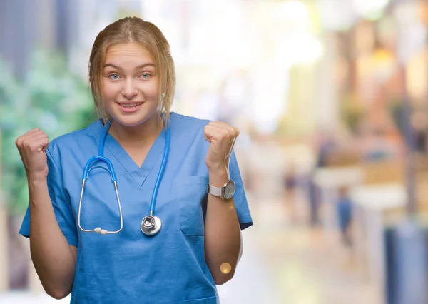 Jovem Mulher Médica Caucasiana Vestindo Uniforme Cirurgião Sobre Fundo Isolado — Fotografia de Stock