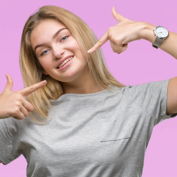 Mulher Branca Jovem Sobre Fundo Isolado Sorrindo Confiante Mostrando Apontando — Fotografia de Stock