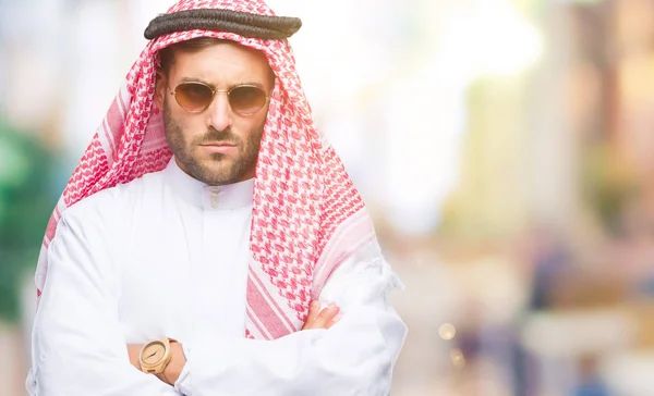 Ung Vacker Man Bära Keffiyeh Över Isolerade Bakgrund Skeptiker Och — Stockfoto