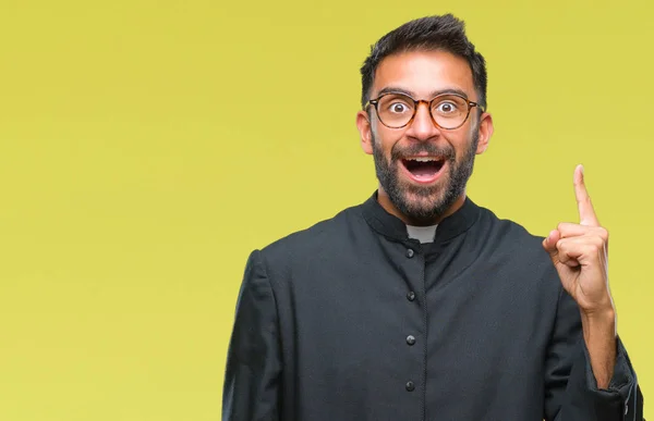 Yetişkin Spanyol Katolik Rahip Adam Izole Arka Plan Başarılı Fikirle — Stok fotoğraf