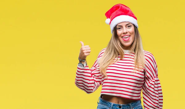 Mooie Jongedame Kerstmuts Dragen Geïsoleerde Achtergrond Glimlachend Met Blij Gezicht — Stockfoto