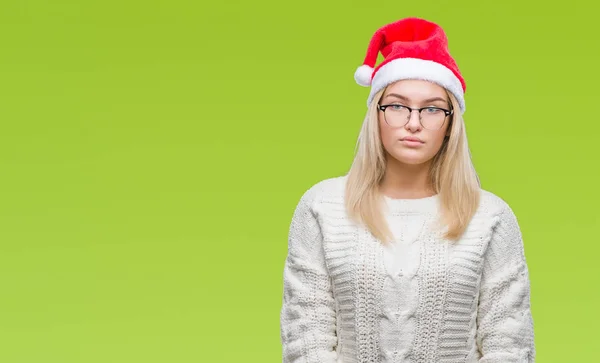 Junge Kaukasische Frau Mit Weihnachtsmütze Vor Isoliertem Hintergrund Mit Ernstem — Stockfoto