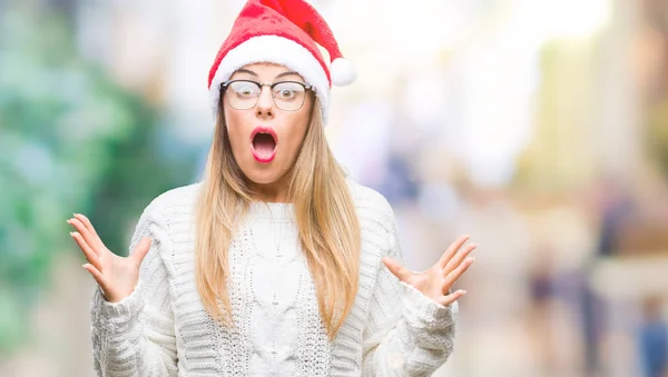 Junge Schöne Frau Mit Weihnachtsmütze Über Isoliertem Hintergrund Verrückt Und — Stockfoto
