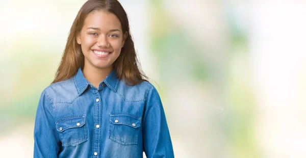 Joven Mujer Morena Hermosa Con Camisa Mezclilla Azul Sobre Fondo — Foto de Stock