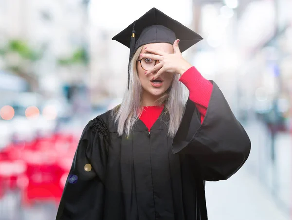 Jovem Loira Vestindo Uniforme Pós Graduação Sobre Fundo Isolado Espreitando — Fotografia de Stock