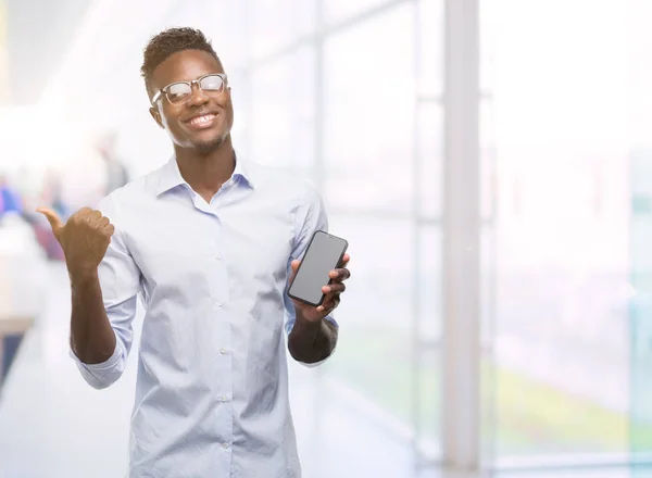 Joven Hombre Afroamericano Usando Smartphone Apuntando Con Mano Dedo Hacia —  Fotos de Stock