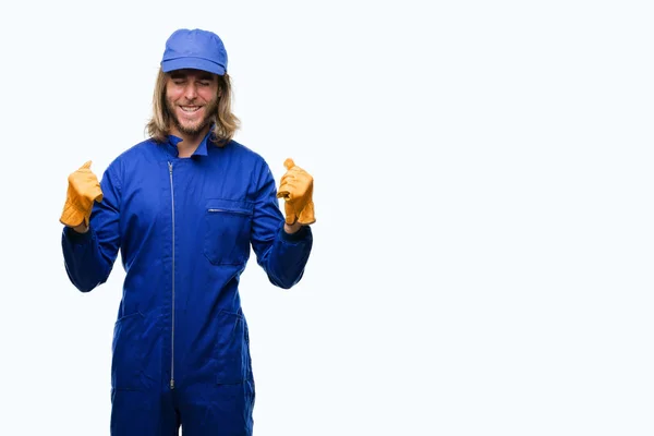 Junger Gut Aussehender Mechaniker Mit Langen Haaren Vor Isoliertem Hintergrund — Stockfoto